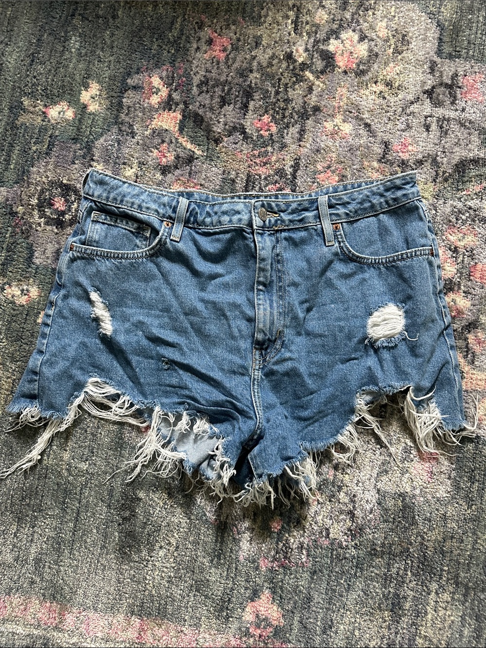Forever 21 Distressed Light Blue High-Waist Denim Shorts Waist 31 Cutesy Trend
